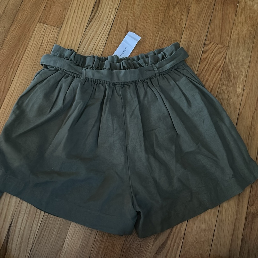 American Eagle women’s green paper bag shorts - Picture 3 of 3